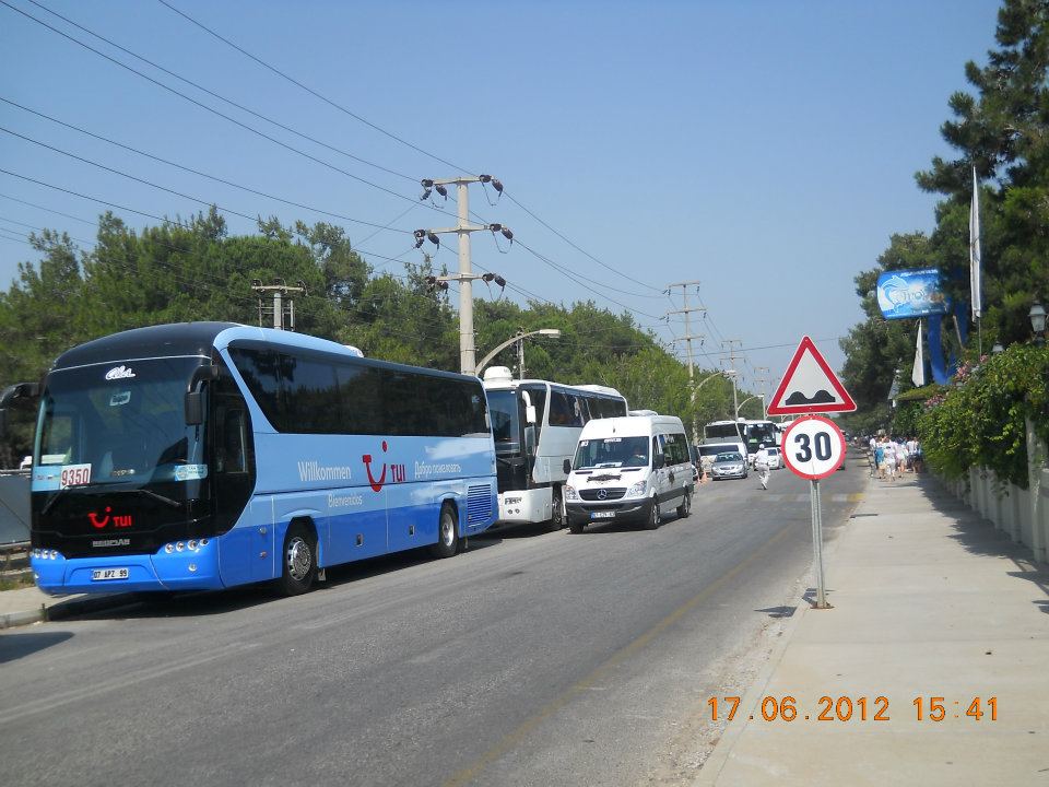 Foto Privat - TUI (Russia) Busse vor dem Troy Delfinarium in Belek