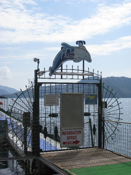 Onmega-Eingang zu den Delfinkäfigen