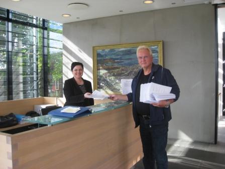 Petitionsübergabe im Färöer-Parlament (WDSF-Foto)